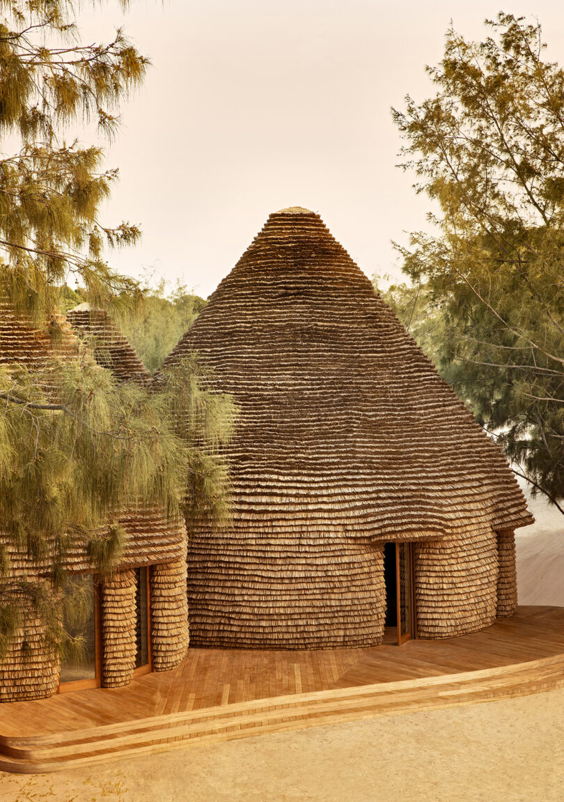 Estruturas de cabanas com telhado de palha no Santuário de Kinsawa usadas para tratamentos de spa.