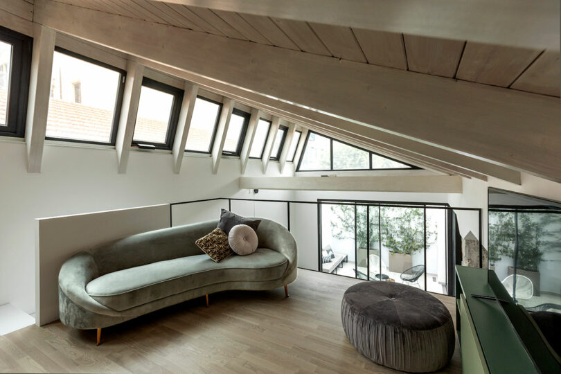 Una vista de la moderna zona de estar en un loft moderno con techos inclinados