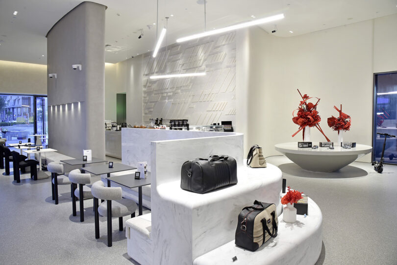 Бренд-центр Mercedes-Benz в Дубае, внутреннее кафе и выставка товаров.