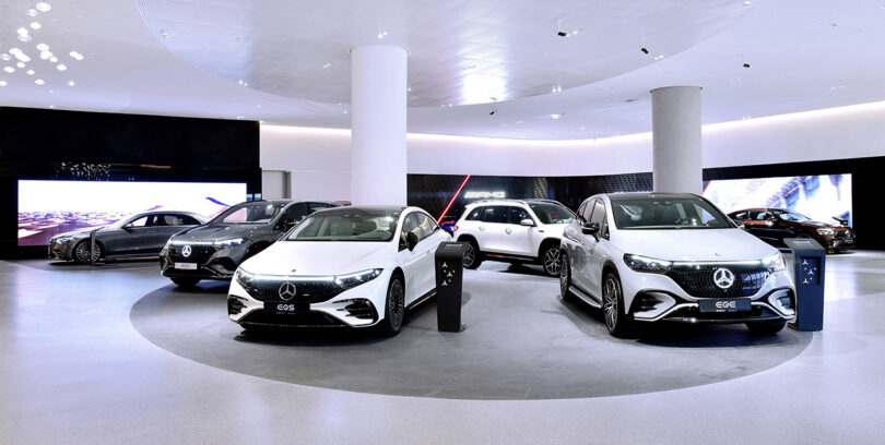 Центральный выставочный зал в бренд-центре Mercedes-Benz в Дубае, где представлены 6 различных моделей Mercedes-Benz.
