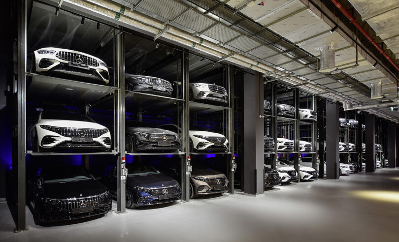Бренд-центр Mercedes-Benz в Дубае: 3 автомобиля, сложенные ввысь "Автомобильная стена"