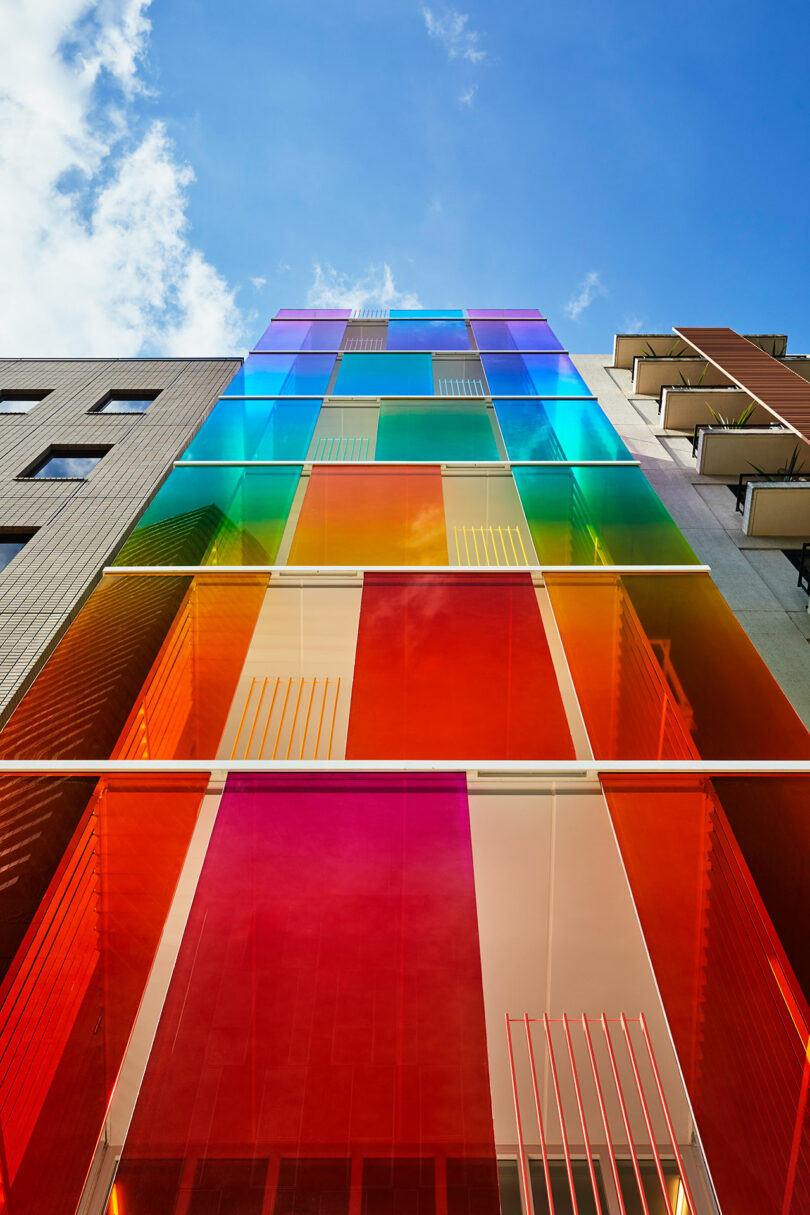 نمای بیرونی رو به بالا ساختمان اداری رنگین کمانی