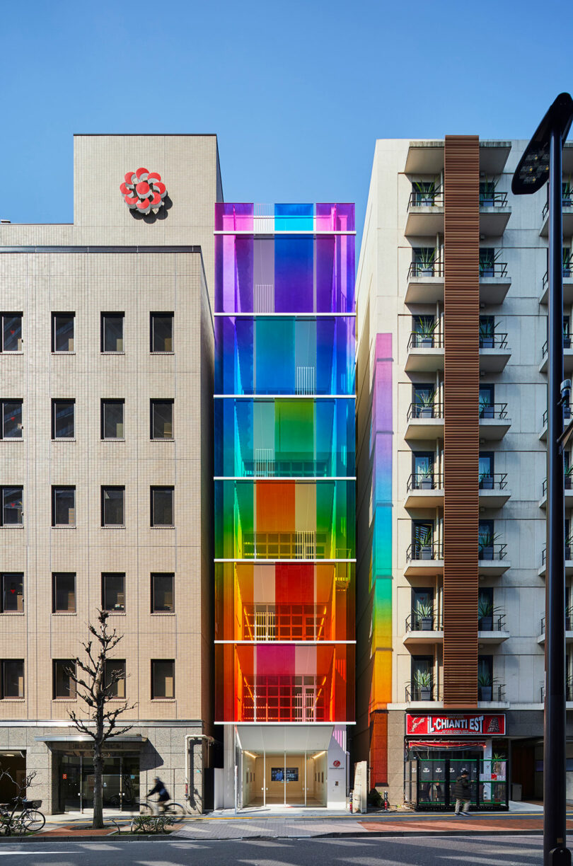 نمای بیرونی ساختمان اداری رنگین کمانی