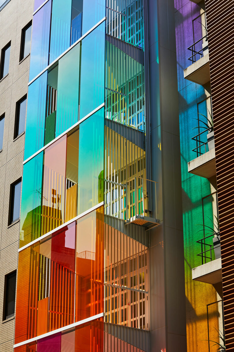 نمای بیرونی جانبی نزدیک ساختمان اداری با نمای رنگین کمانی
