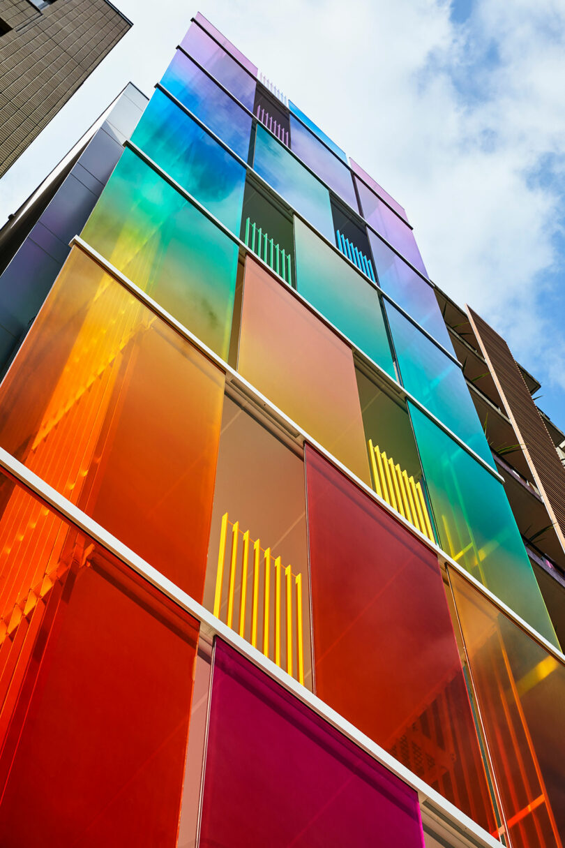 نمای بیرونی با زاویه رو به بالا از ساختمان اداری با نمای رنگین کمانی