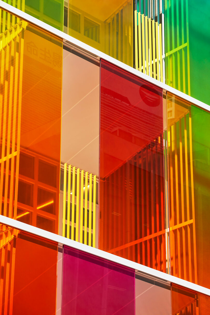 نمای بیرونی زاویه دار نمای نزدیک ساختمان اداری با نمای رنگین کمانی
