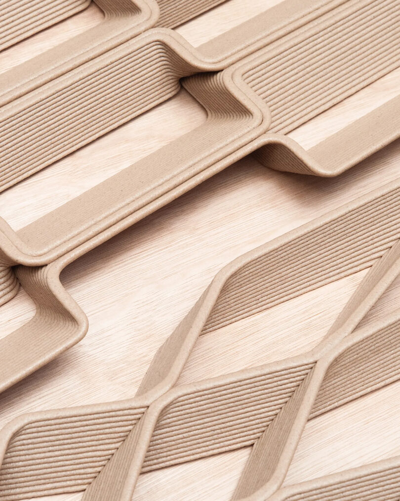 نمای نزدیک از تابلوهای چوبی پرینت سه بعدی Aectual پیچیده با الگوهای طراحی هندسی.