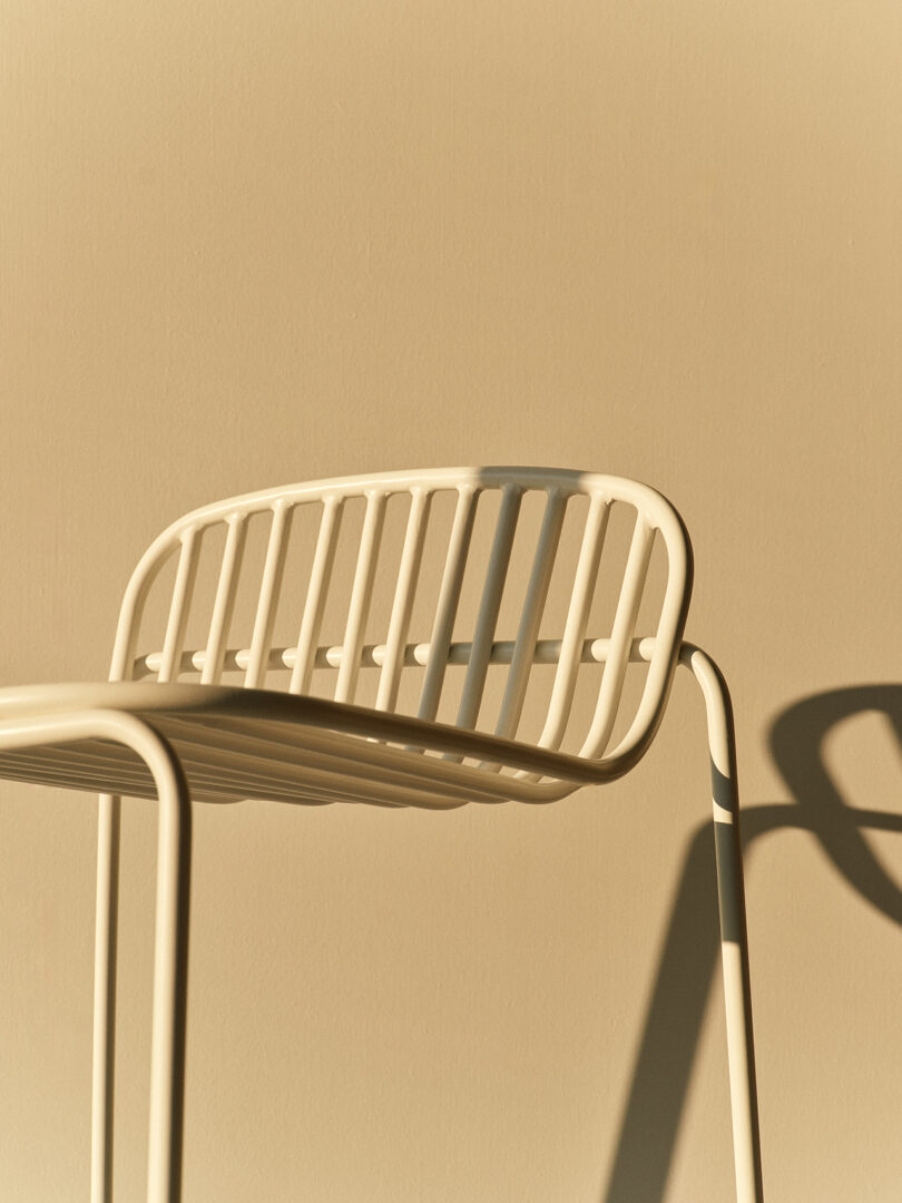 Cadeira contemporânea amarela clara com design minimalista em uma sala iluminada.