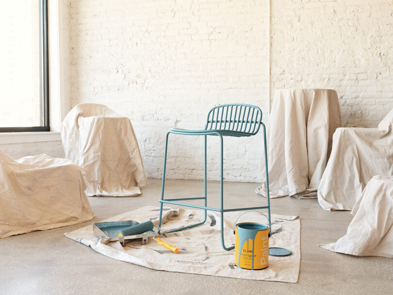 Cadeira contemporânea azul clara com design minimalista em uma sala iluminada.