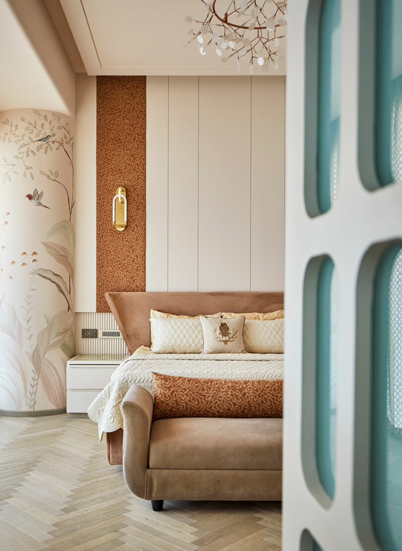 فضای داخلی اتاق خواب زیبا با رنگ های خنثی، پوشش های تزئینی و لهجه های الهام گرفته از طبیعت.