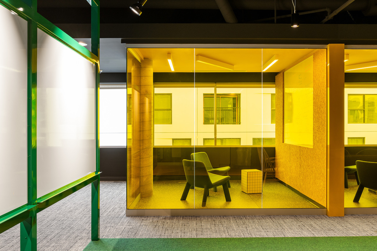 Color Blocking Defines This Gaming Office’s Long Floor Plan