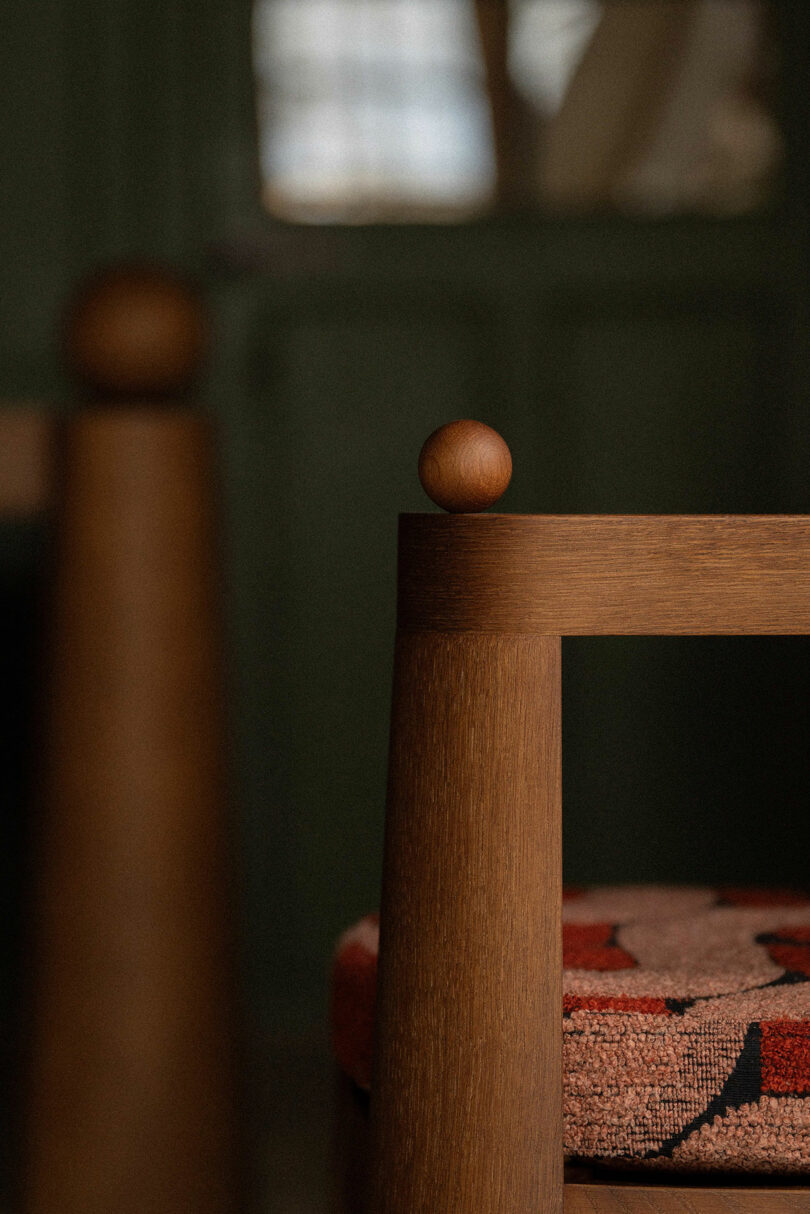Detalhe de uma cadeira de madeira.
