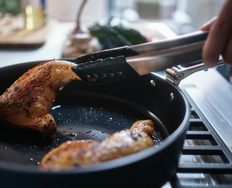 پخت سینه مرغ در ماهیتابه با انبر.
