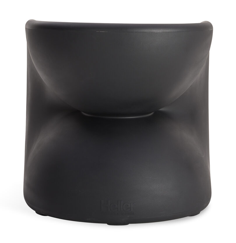 Uma cadeira preta moderna com uma forma curva e escultural sobre um fundo branco.
