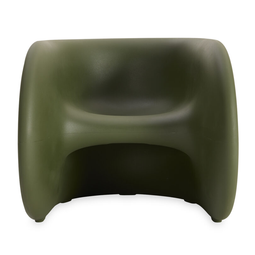 Uma moderna cadeira verde escura com uma forma curva e escultural sobre um fundo branco.