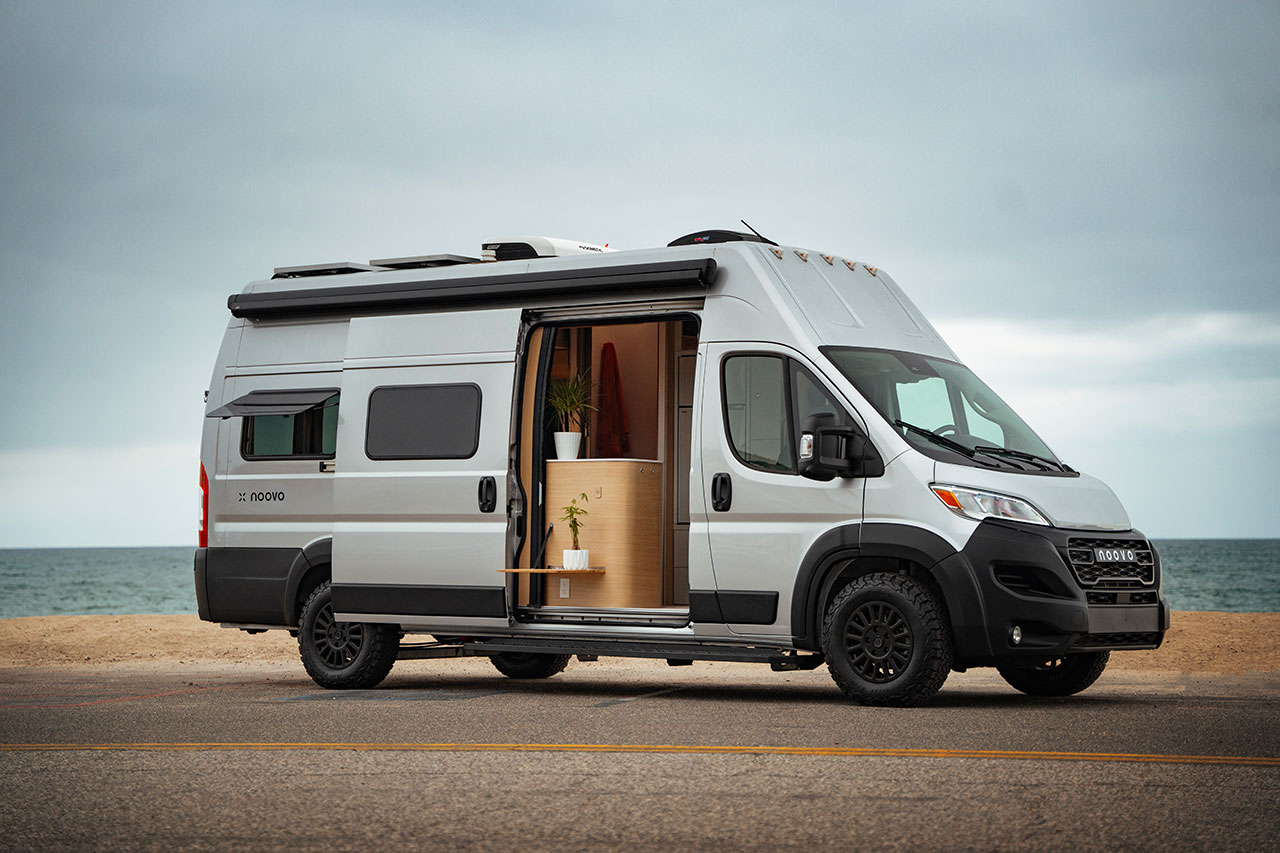 Noovo Plus: Modern Camper Van With a Super High Interior Ceiling