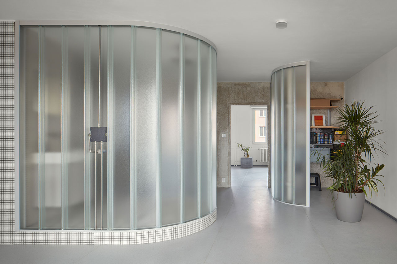A Sculptor’s Apartment With Curved Translucent Glass Walls + No Doors