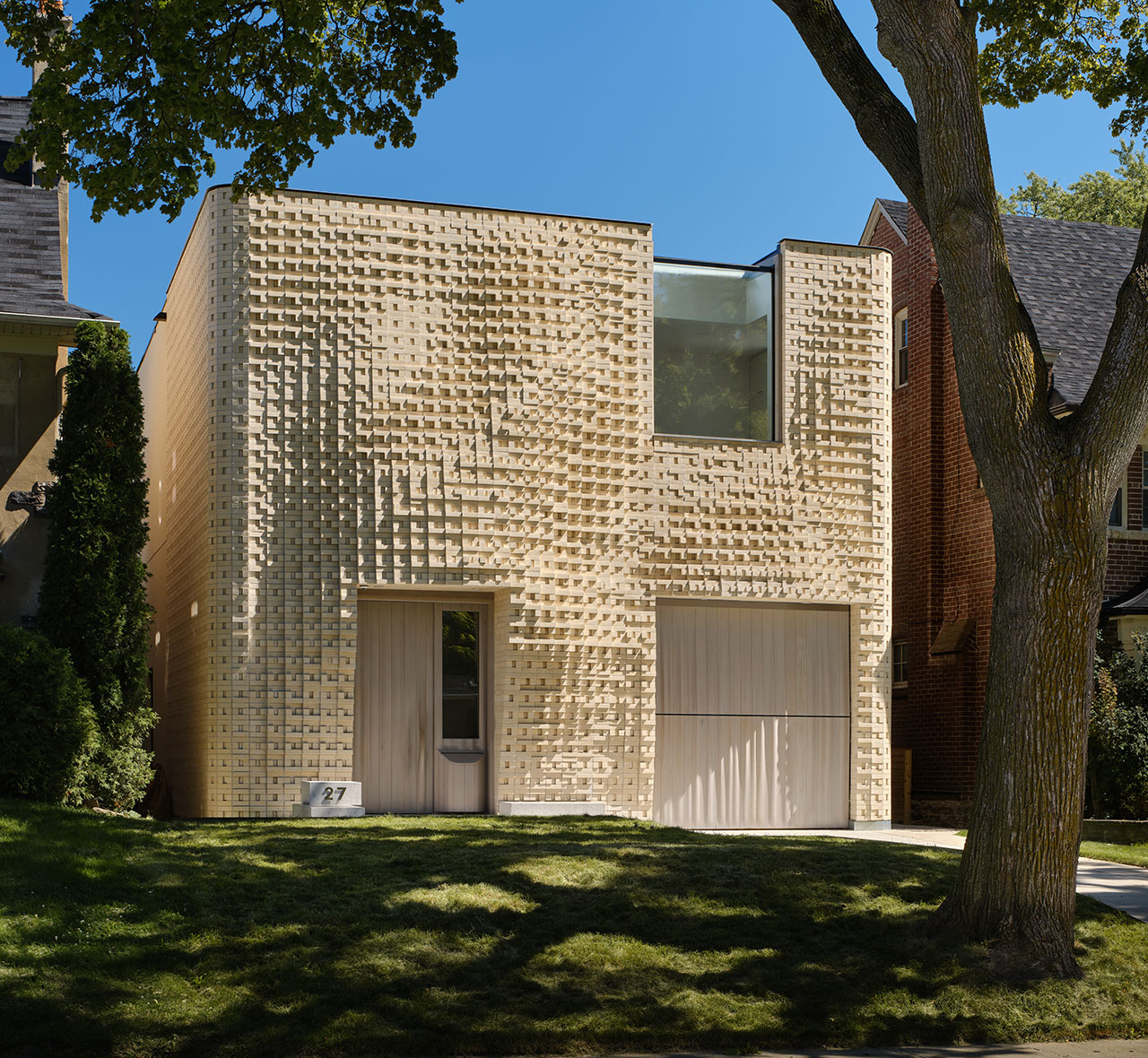 Canvas House: A Toronto Home With an Undulating Sculptural Facade