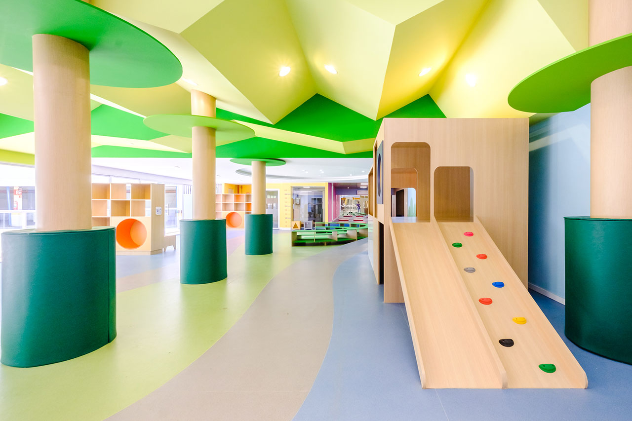A Parking Lot Becomes a Colorful School for Early Childhood Education