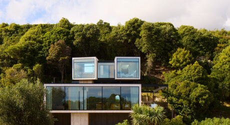 Ligar Bay Bach: A Modern Jungle Treehouse with Ocean Views by Young Architects