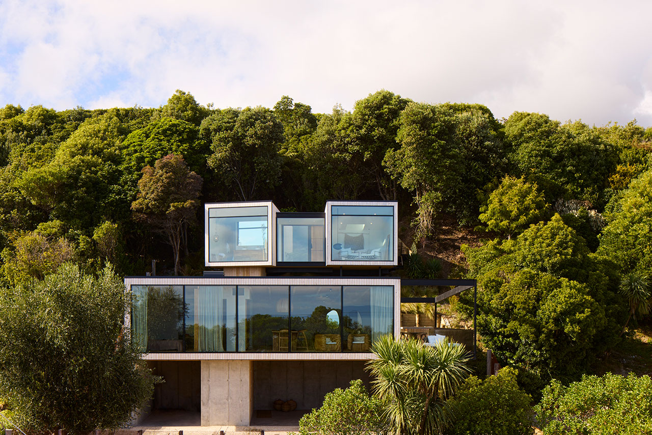 Ligar Bay Bach: A Modern Jungle Treehouse with Ocean Views by Young Architects