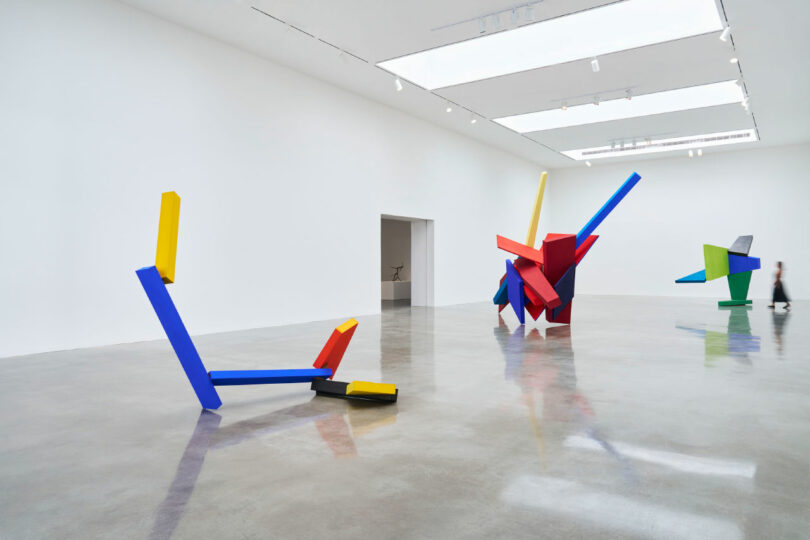 3 grandes sculptures géométriques dans une galerie contemporaine