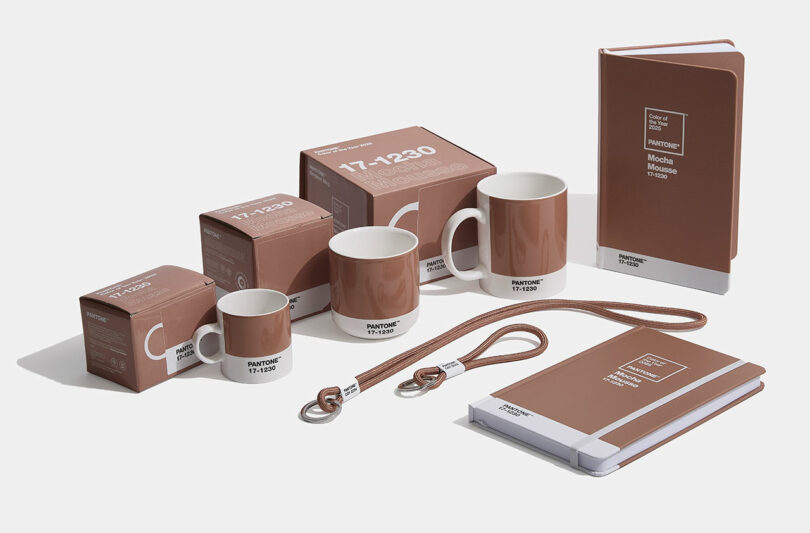 Khám phá các mặt hàng theo chủ đề Pantone của chúng tôi, tất cả đều có màu Mocha Mousse hấp dẫn. Thưởng thức những chiếc cốc, sổ tay và dây đeo thời trang đẹp mắt, mỗi sản phẩm đều được đóng gói thanh lịch đến mức hoàn hảo.