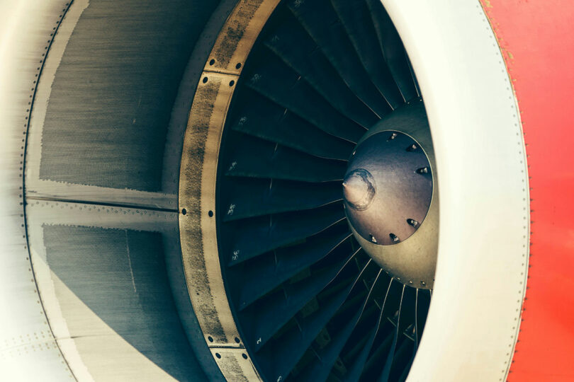 Vue rapprochée des aubes de turbine et de l'admission d'un moteur d'avion, mettant en évidence le design industriel et l'ingénierie synonymes de l'approche innovante de Dan Harden.