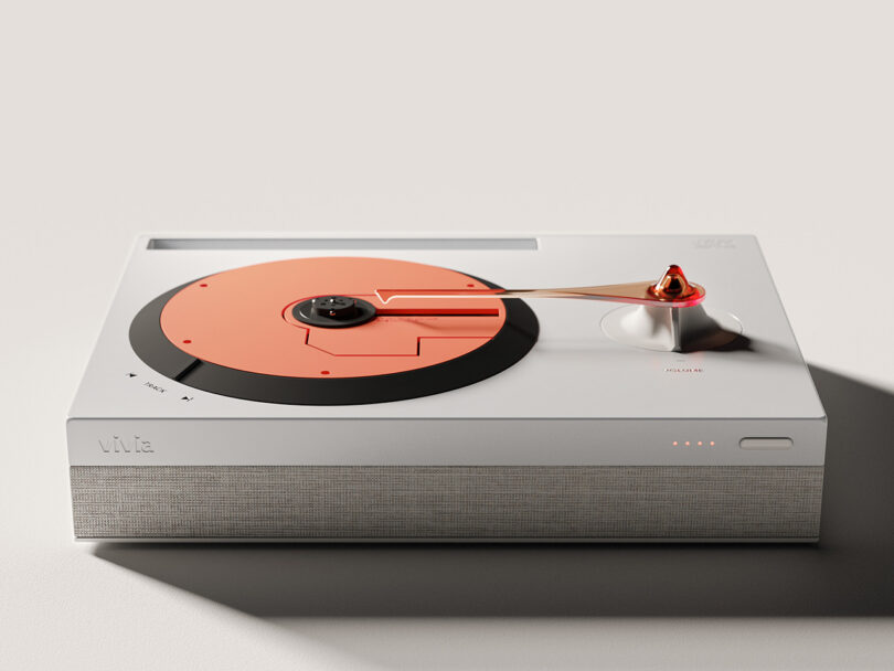 Une platine vinyle moderne au design minimaliste comprend un corps rectangulaire blanc élégant, un bras de lecture et un plateau orange.