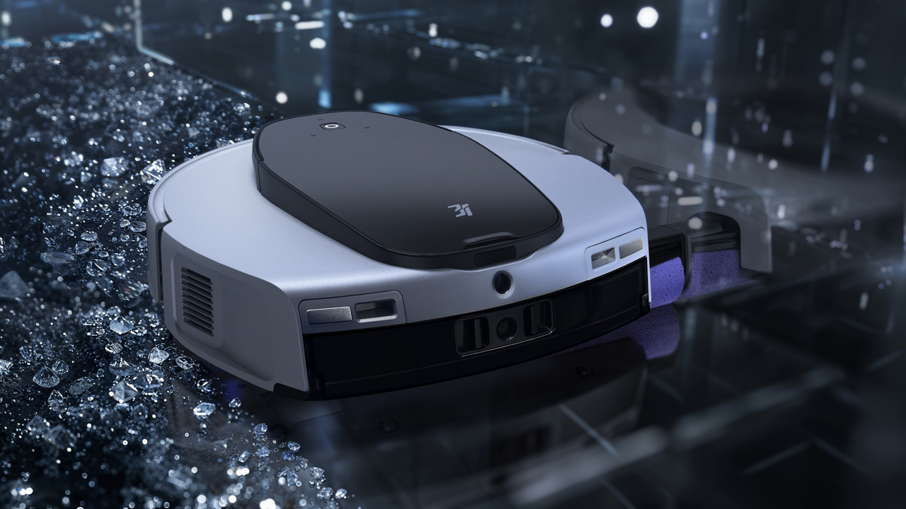 This Robotic Vacuum Replenishes Its Water Tank Using Air Moisture