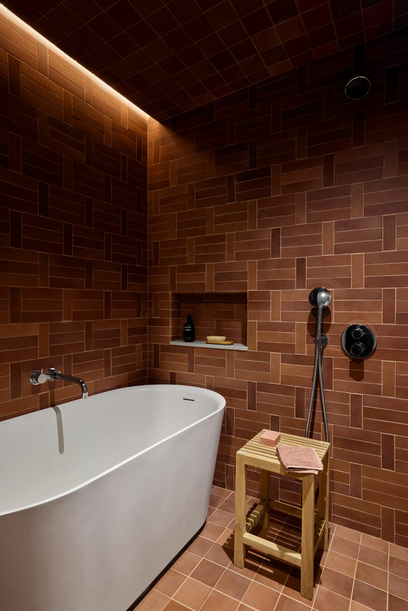 Una bañera en un baño.