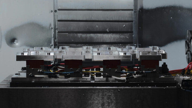 Detaillierte Ansicht von CNC -Maschinenzubehör, die mehr Metallteile vor Ort enthalten, wobei Kabel und Metallkomponenten im industriellen Umfeld sichtbar sind.