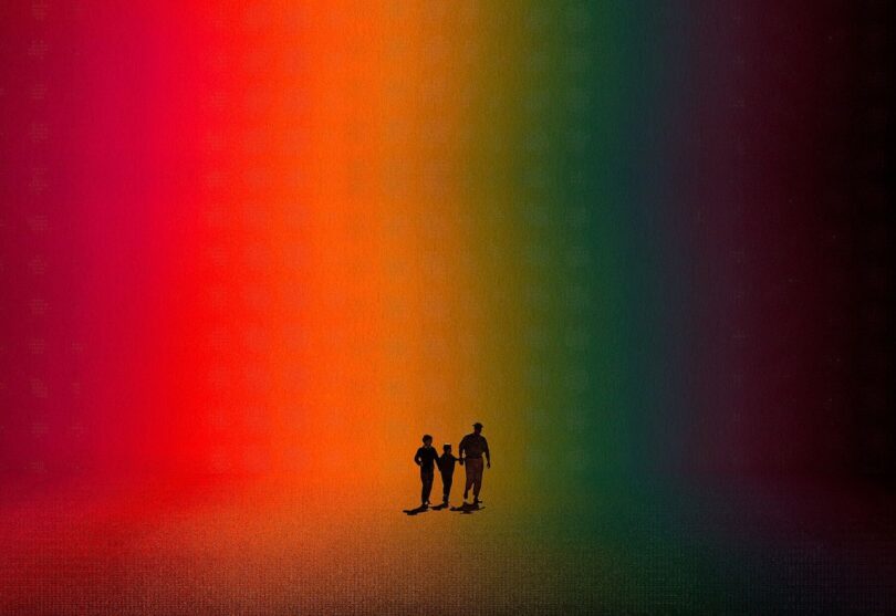 Drei Menschen gehen zusammen in einer Silhouette gegen einen pulsierenden und überqueren den Hintergrund von rot zu grün bis dunkler Schatten