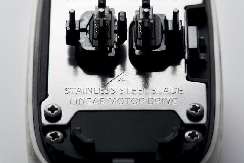 Un primer plano de la horquilla eléctrica muestra su cuchilla de acero inoxidable y el mecanismo de accionamiento del motor lineal con texto grabado.