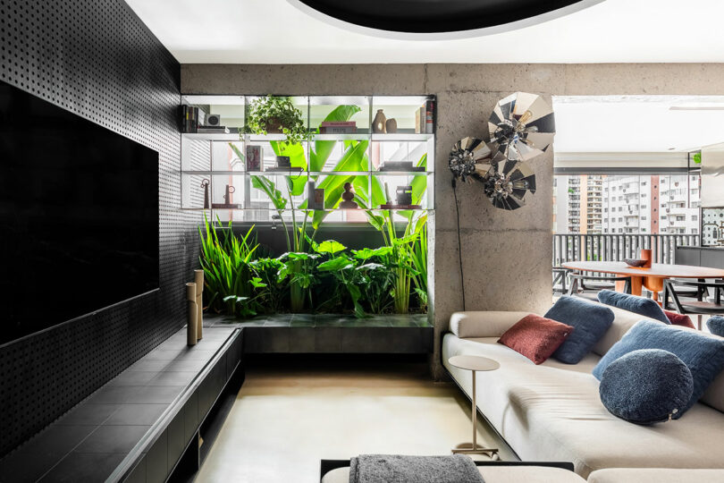 Una habitación con un sofá blanco y un televisor negro.
