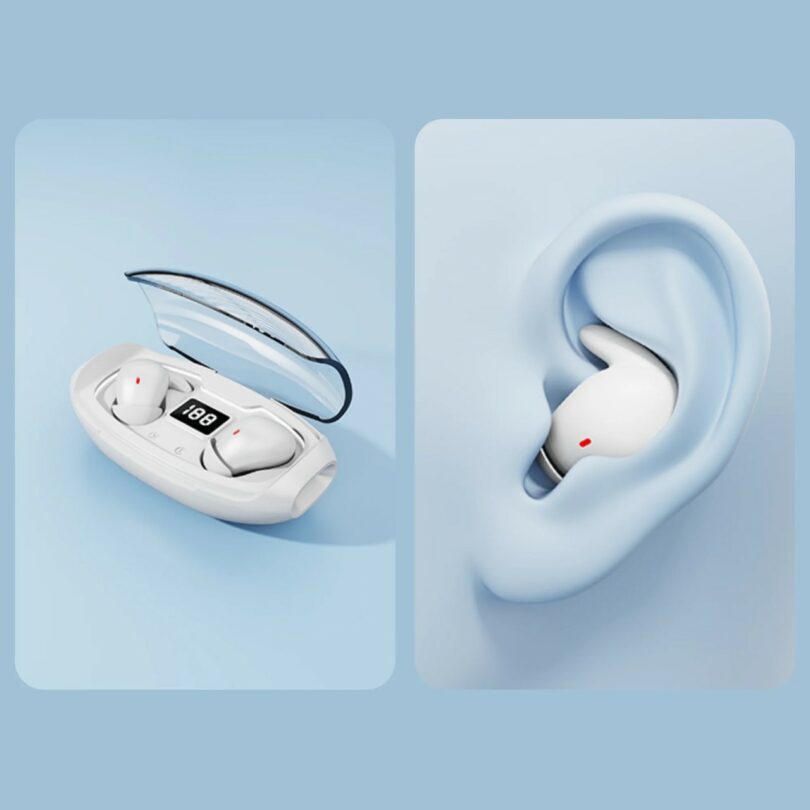 Izquierda: auriculares inalámbricos blancos en un estuche de carga abierto con pantalla digital. Derecha: se muestra un tapón para los oídos instalado en el oído de un modelo. Ambas imágenes tienen un fondo azul claro.