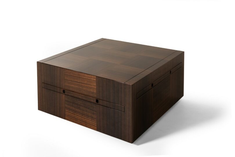 Una caja cuadrada de madera cerrada con un patrón de textura a cuadros aislado sobre un fondo blanco liso