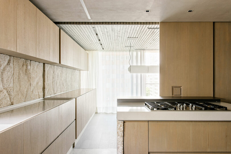 La cocina cuenta con gabinetes de madera y estufa.