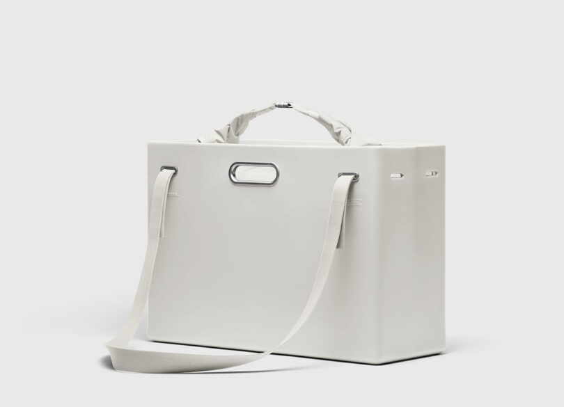 Bolso Tote System PARSEL EVA rectangular en color blanco, con bandolera, asa metálica y diseño minimalista, presentado sobre fondo claro.