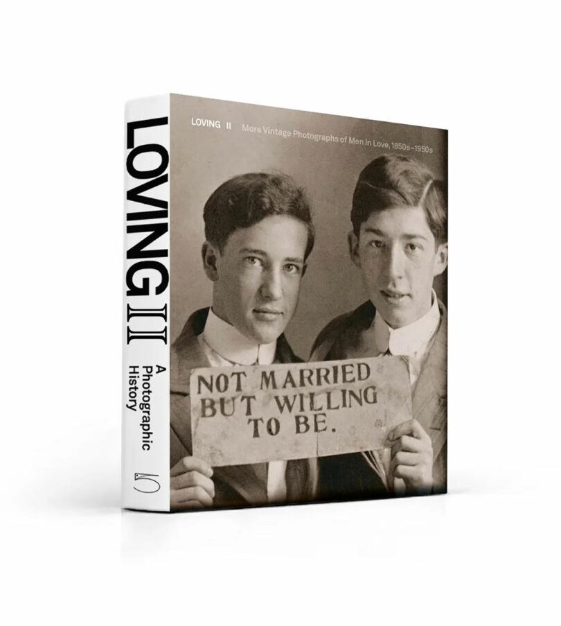 La portada del libro en blanco y negro muestra a dos hombres con un cartel que dice: "No casado, pero dispuesto a casarse." El título del libro es "Amor II: una historia de la fotografía," Inspírate en diseñadores como Jeremiah Brent.