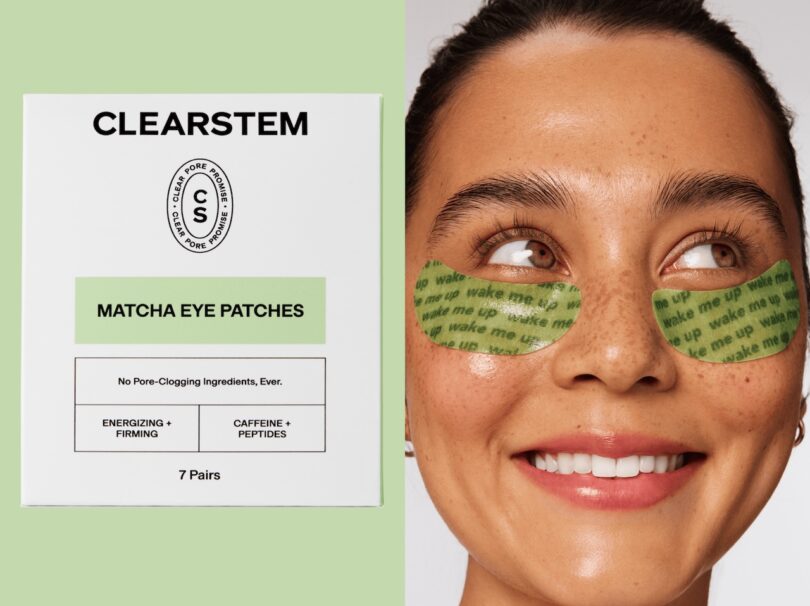 Una mujer con dos antifaz de matcha verde debajo de los ojos sonríe junto a una caja de antifaz de matcha CLEARSTEM 