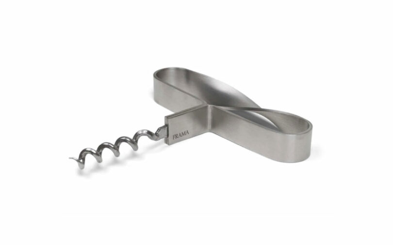 El abridor de botellas de acero inoxidable con mango de anilla plana se presenta sobre un fondo blanco, lo que lo convierte en uno de los regalos perfectos para los chefs que aprecian los accesorios de cocina prácticos.