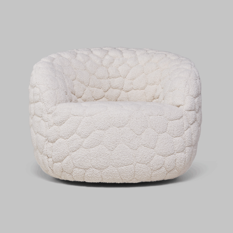 Silla introvertida redonda, blanca y texturizada MOOOI con patrón de panal, sobre un fondo gris sólido.