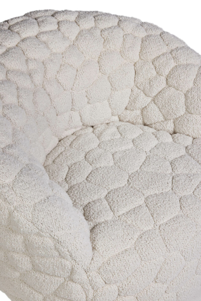 Una silla blanca con un cojín blanco.