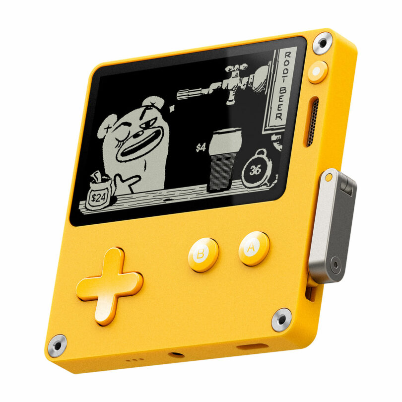 Un dispositivo de juegos portátil de color amarillo con una pantalla en blanco y negro que muestra personajes de dibujos animados y gráficos de juegos, equipado con un teclado direccional, dos botones y una manivela lateral.