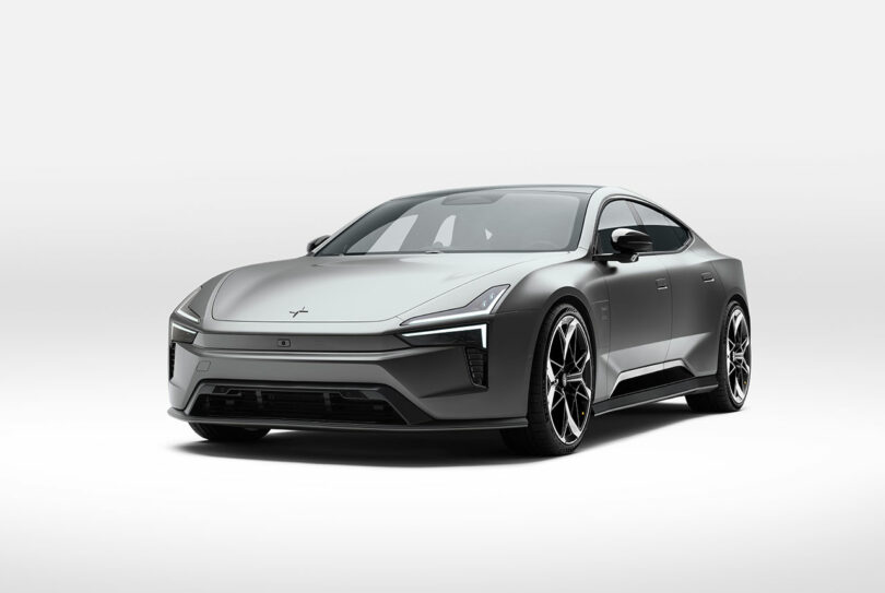 Se muestra un automóvil eléctrico Polestar 5 gris en un entorno de estudio, colocado en ángulo para mostrar sus perfiles frontal y lateral.