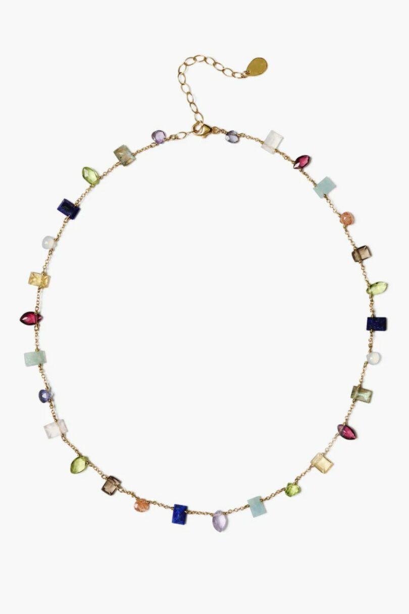 Collar de cadena de oro con cuentas de piedras preciosas de varios colores y cierre ajustable.