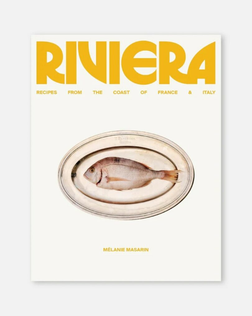 portada del libro "riviera" Creado por Mélanie Masarin, presenta un pescado entero en un plato de vidrio sobre un fondo blanco sólido con un título en negrita en amarillo.
