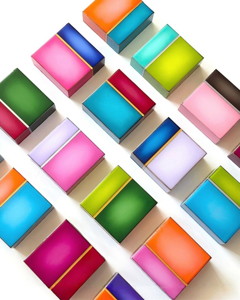 Colorida rejilla de arte acrílico rectangular dispuesta diagonalmente sobre fondo blanco