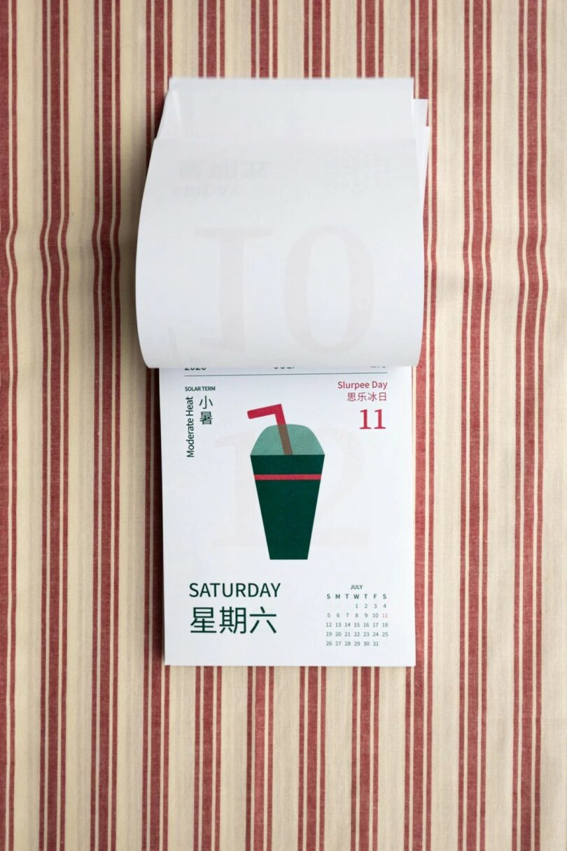 Página del calendario para el sábado 11 de julio, marcada "día de sorbete," Ilustración de bebidas granizadas verdes y rojas colocadas sobre fondo de tela a rayas rojas y beige